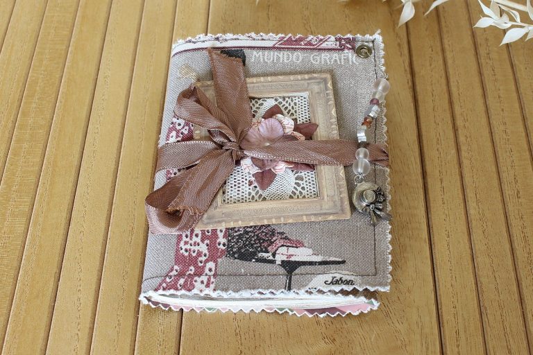 carnet junk fait main avec papier ancien et motif floral 