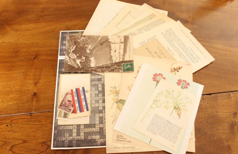 Enveloppe d'ephemera ouverte, avec timbres, vignettes et papiers anciens