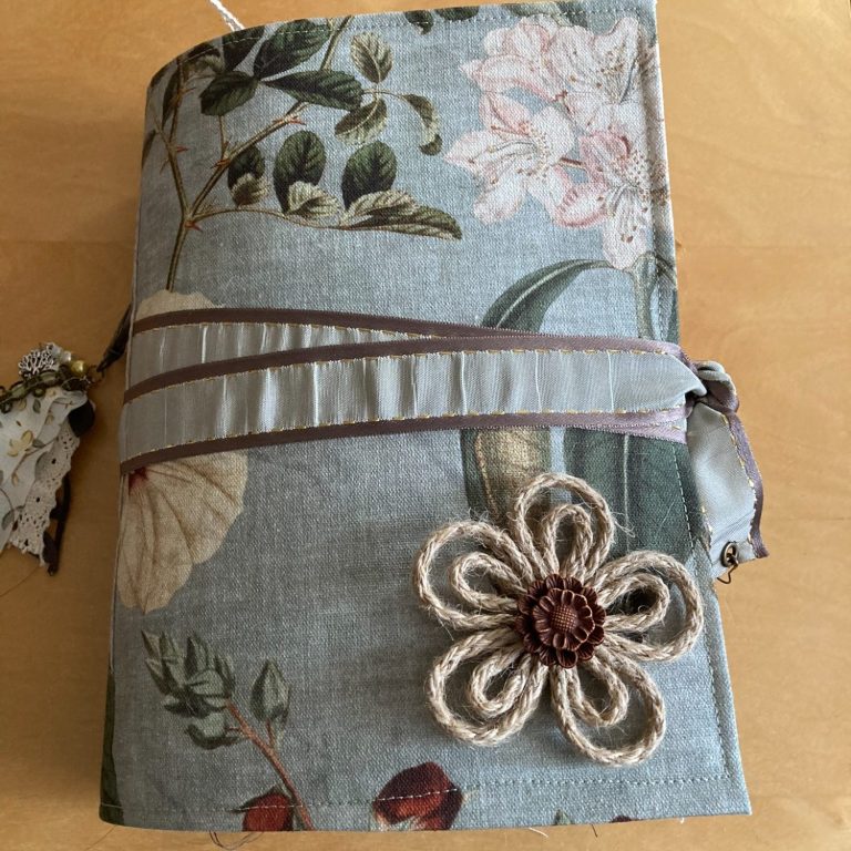 junk-journal-vintage-fait-main-French-Flair-couverture-textile-fleur-ficelle-ruban-fermeture-carnet-créatif-album-collage-écriture-france